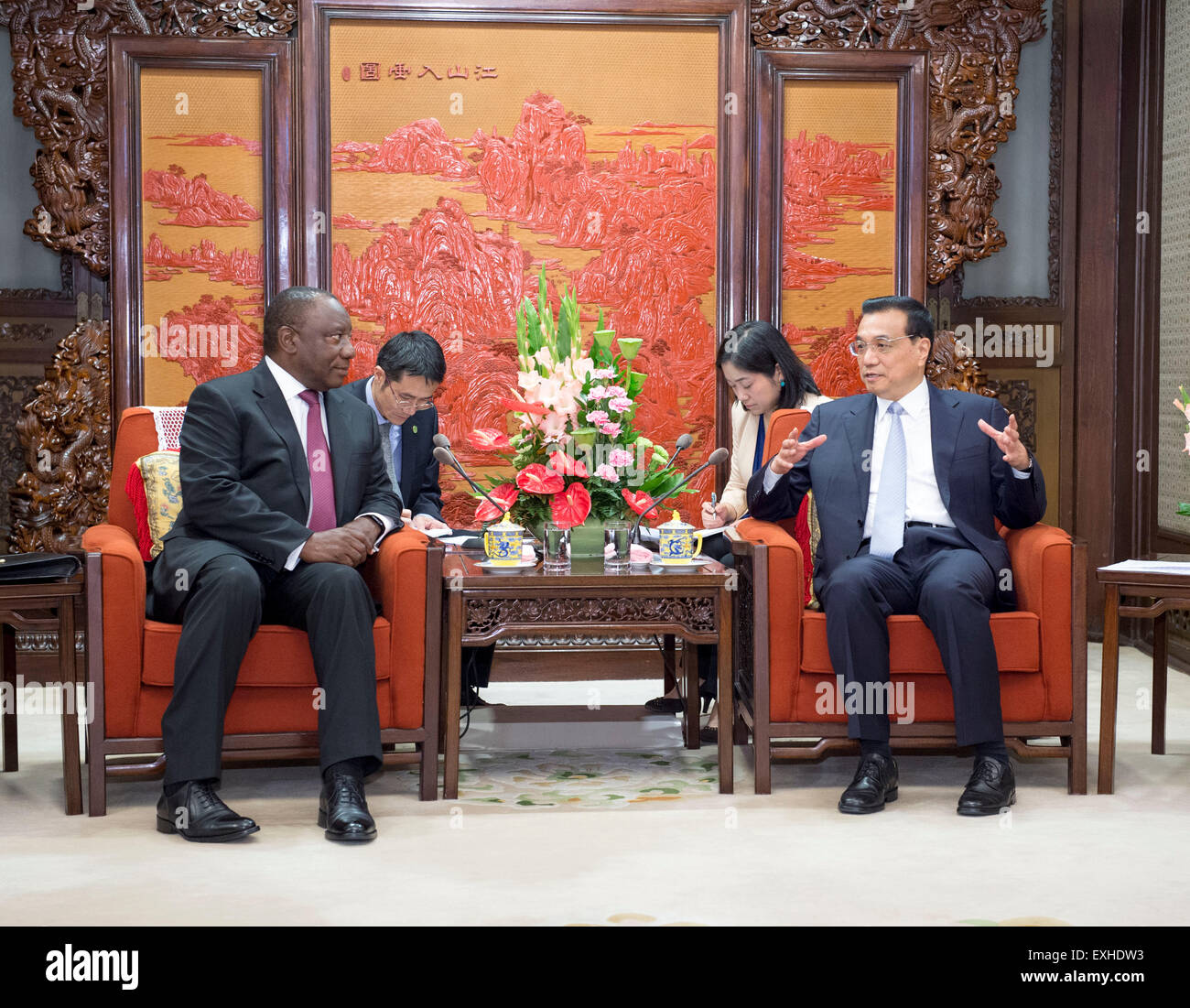 Beijing, Chine. 14 juillet, 2015. Le Premier ministre chinois Li Keqiang (R) rencontre avec le vice-président sud-africain Cyril Ramaphosa à Beijing, capitale de Chine, le 14 juillet 2015. Credit : Wang Ye/Xinhua/Alamy Live News Banque D'Images