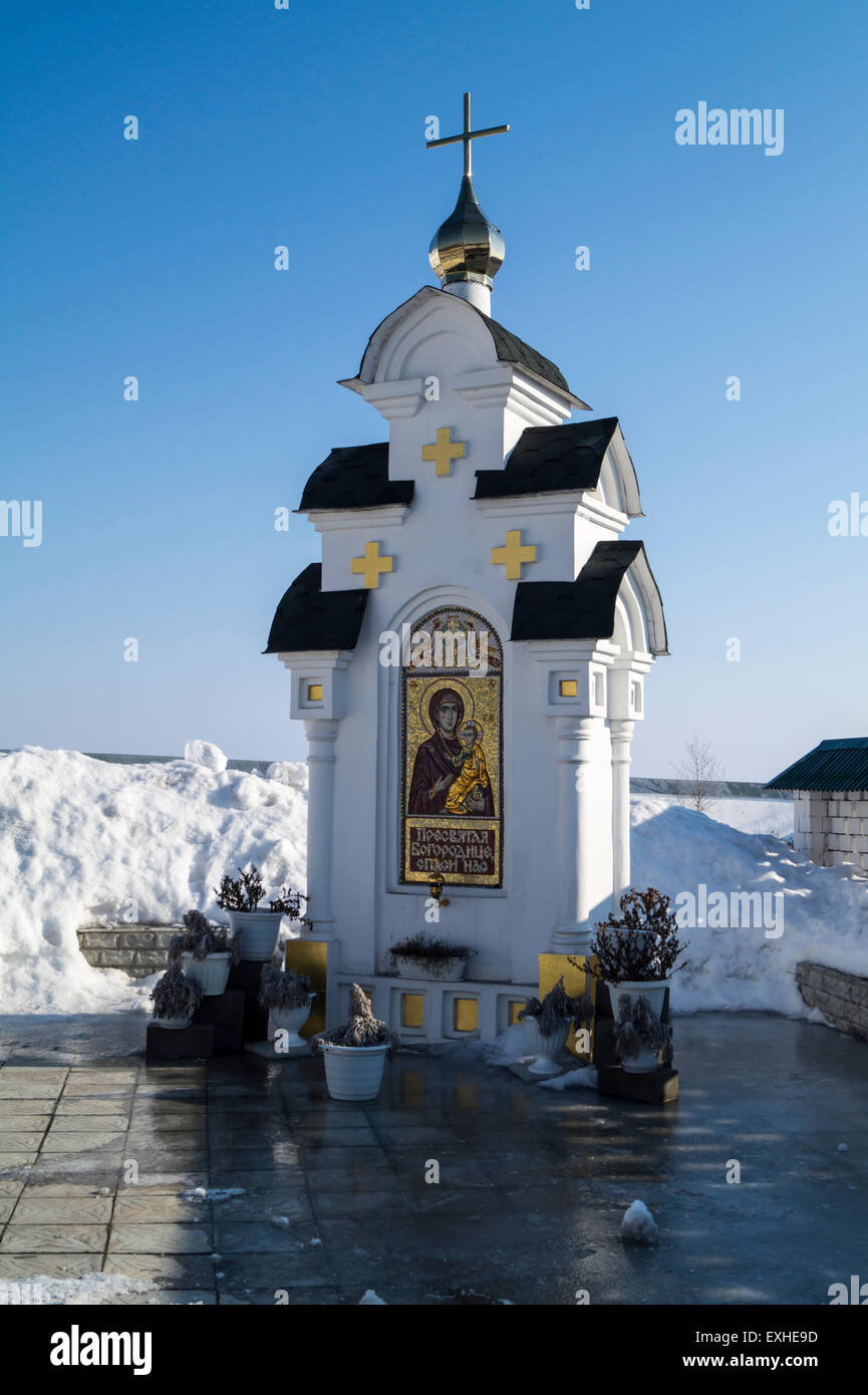 Chapelle Presvyatoy Bogoyavlenskogo Virgin maries prieuré sur fond bleu ciel en ville Mstyora,Russie Banque D'Images