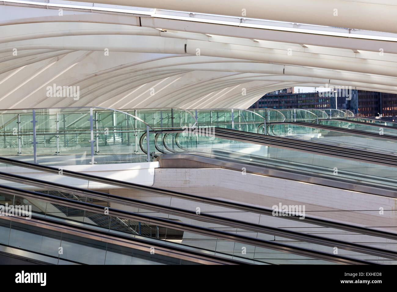À la station ont plusieurs escaliers mécaniques pour chaque perron Banque D'Images