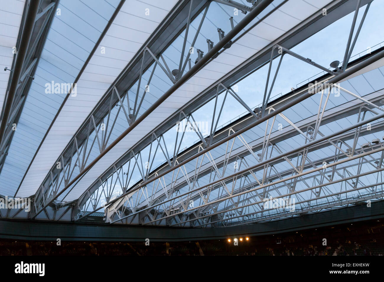 Championnat de Wimbledon Centre Court fermeture toit pendant un match de tennis Banque D'Images