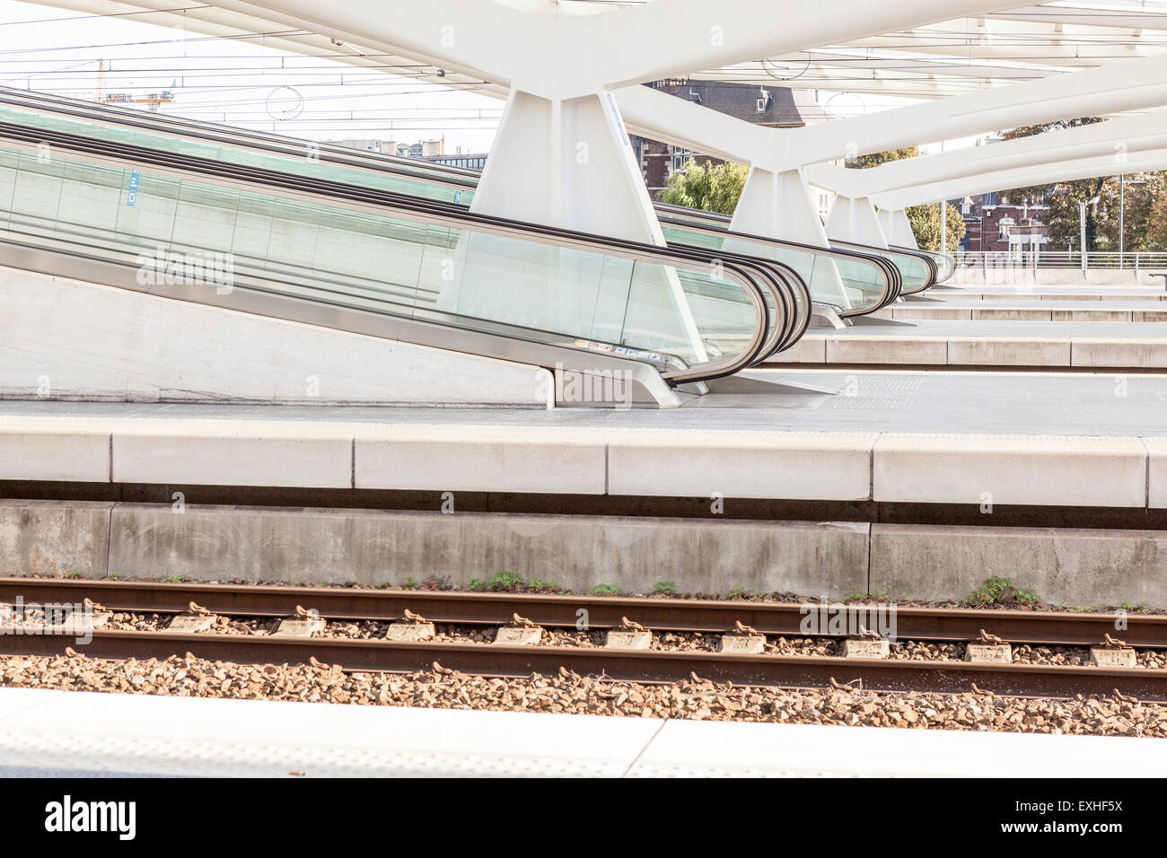 À la station ont plusieurs escaliers mécaniques pour chaque perron Banque D'Images