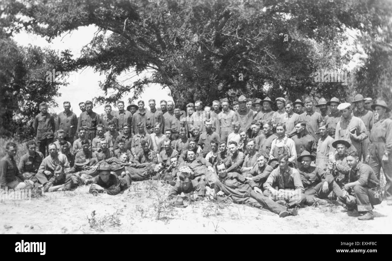 Un grand groupe d'objecteurs de conscience (OC) au Camp Funston, se sont rassemblés avant leur service de culte du dimanche pendant leur service alternatif pendant la IIe Guerre mondiale Banque D'Images