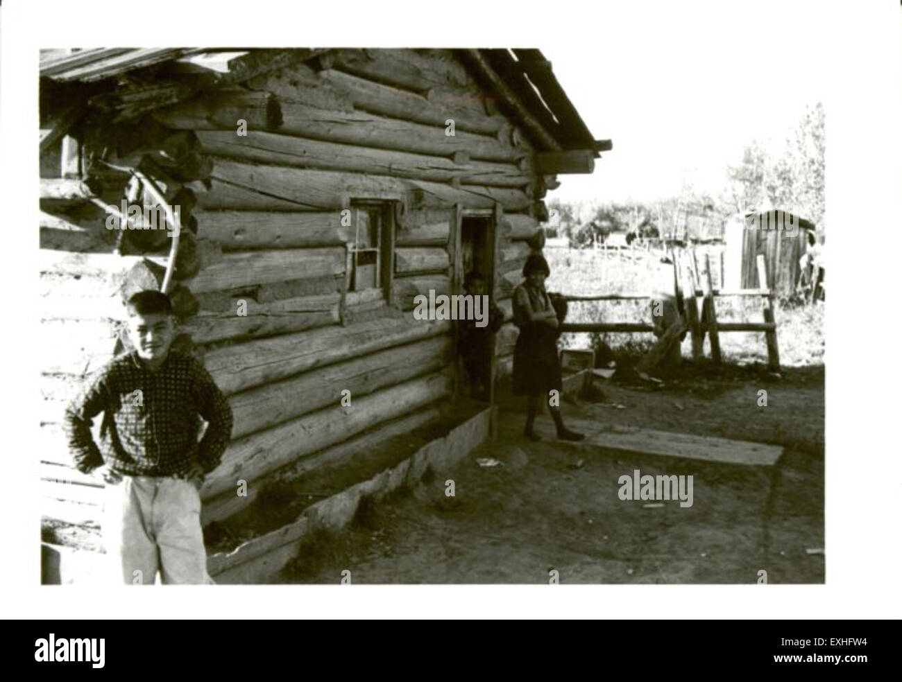 Cette photographie montre une cabane traditionnelle en rondins dans le nord de l'Alberta, au Canada, construite dans le cadre des efforts du Service volontaire mennonite. La structure représente le style de vie et l'architecture de la colonie au Canada du début du XXe siècle. Banque D'Images