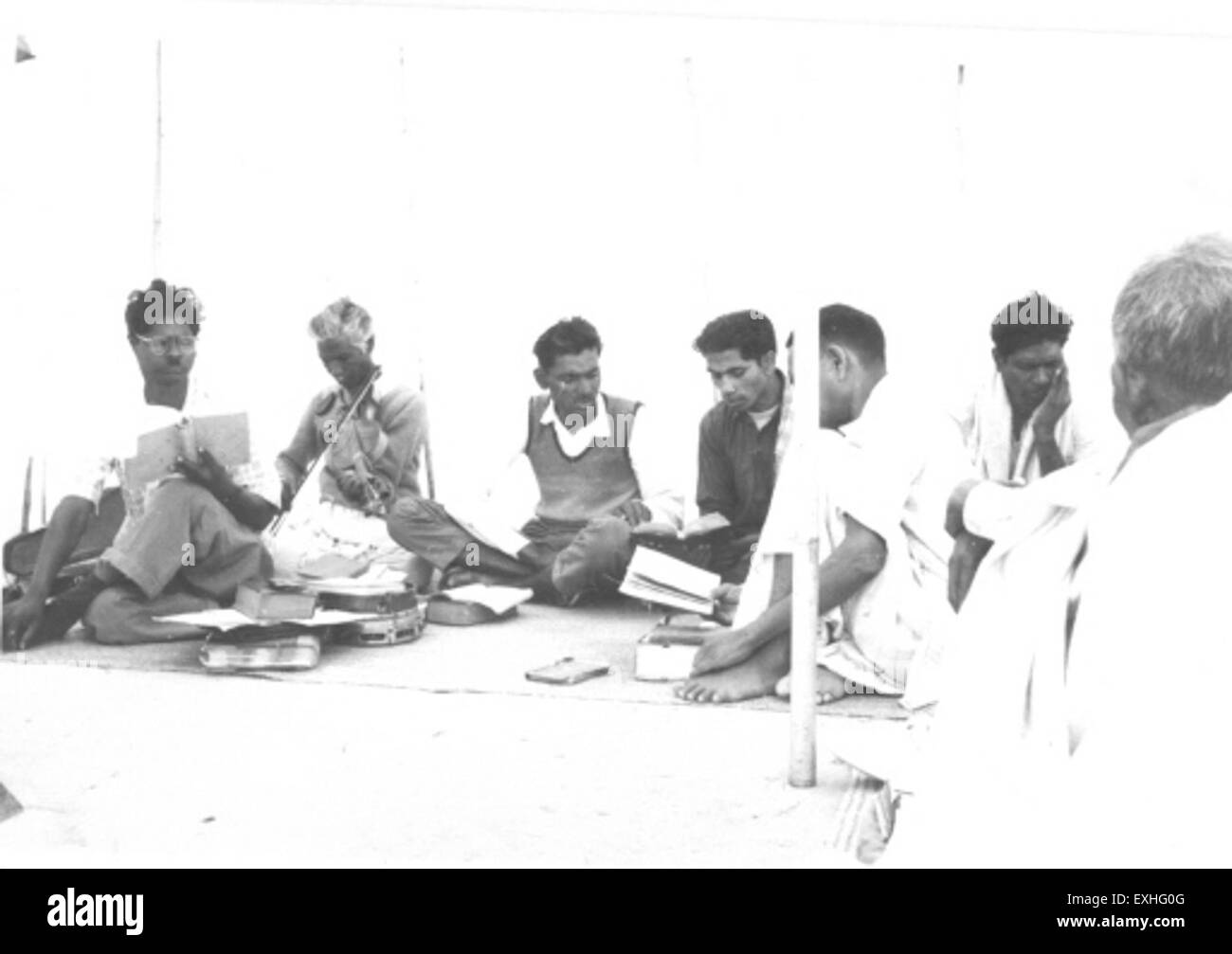 Cette photographie non datée capture un groupe de chanteurs *Maha Sabha* en Inde, probablement engagés dans une performance religieuse ou culturelle. L'image reflète la dynamique tradition de la musique et du chant dans les pratiques culturelles indiennes. Banque D'Images