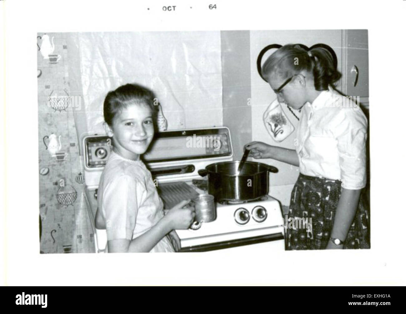 Cette image illustre le processus de fabrication de gelée de betterave à Edson, en Alberta, mettant en valeur une recette traditionnelle transmise de génération en génération. La scène met en lumière les pratiques de la communauté mennonite et leur engagement à préserver les traditions culinaires. Banque D'Images