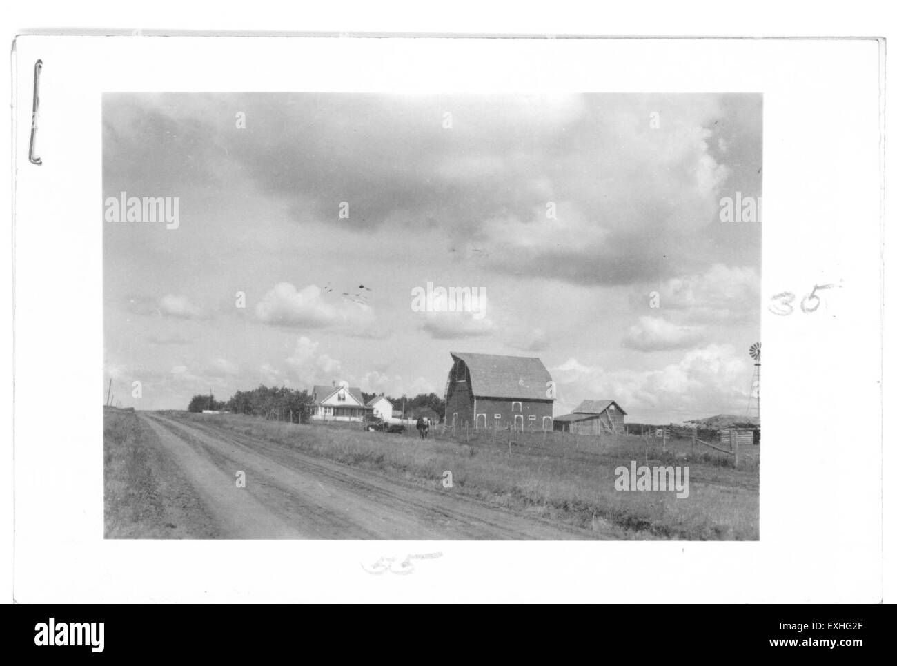 La photographie étiquetée 4028-16 capture un moment à Tofield, une région connue pour ses paysages ruraux et agricoles. L'image donne un aperçu de la culture locale et de la vie communautaire de la région. Banque D'Images