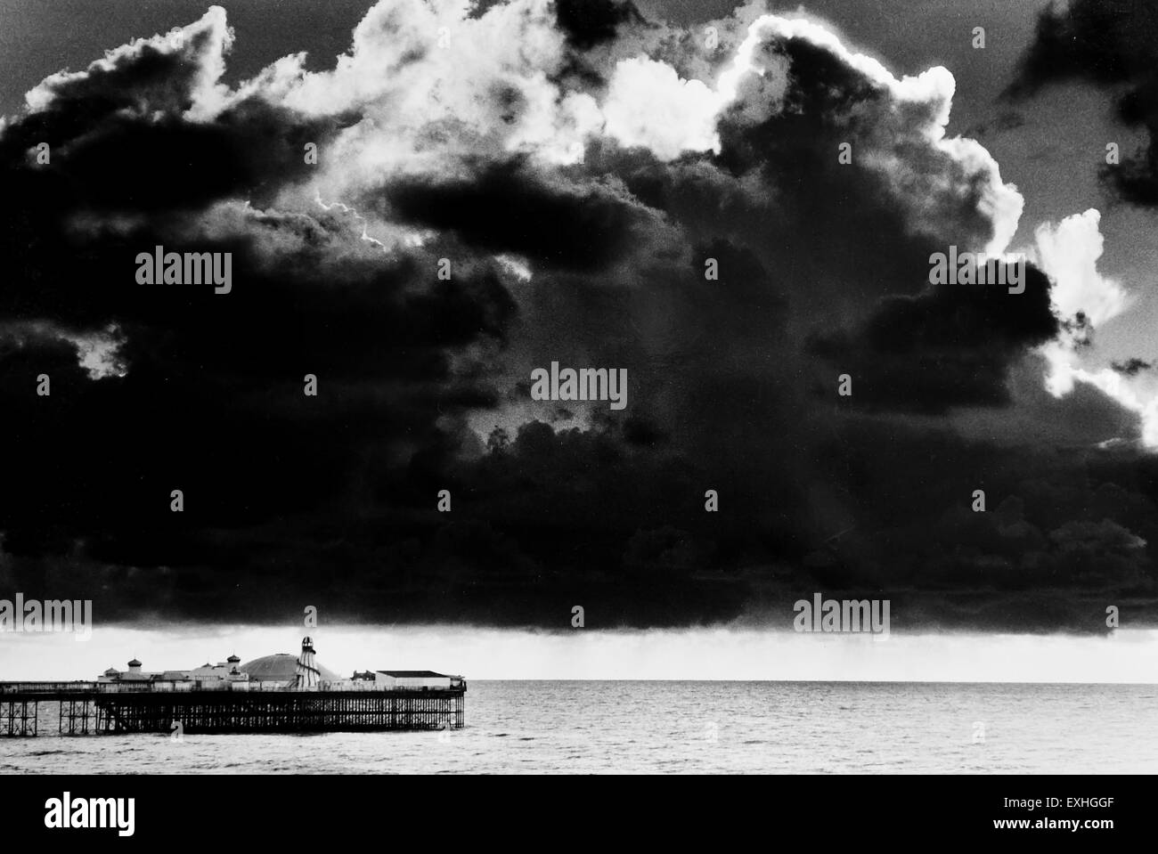 Palace Pier Brighton avec de gros nuages sombres UK 1984 Frais généraux Banque D'Images
