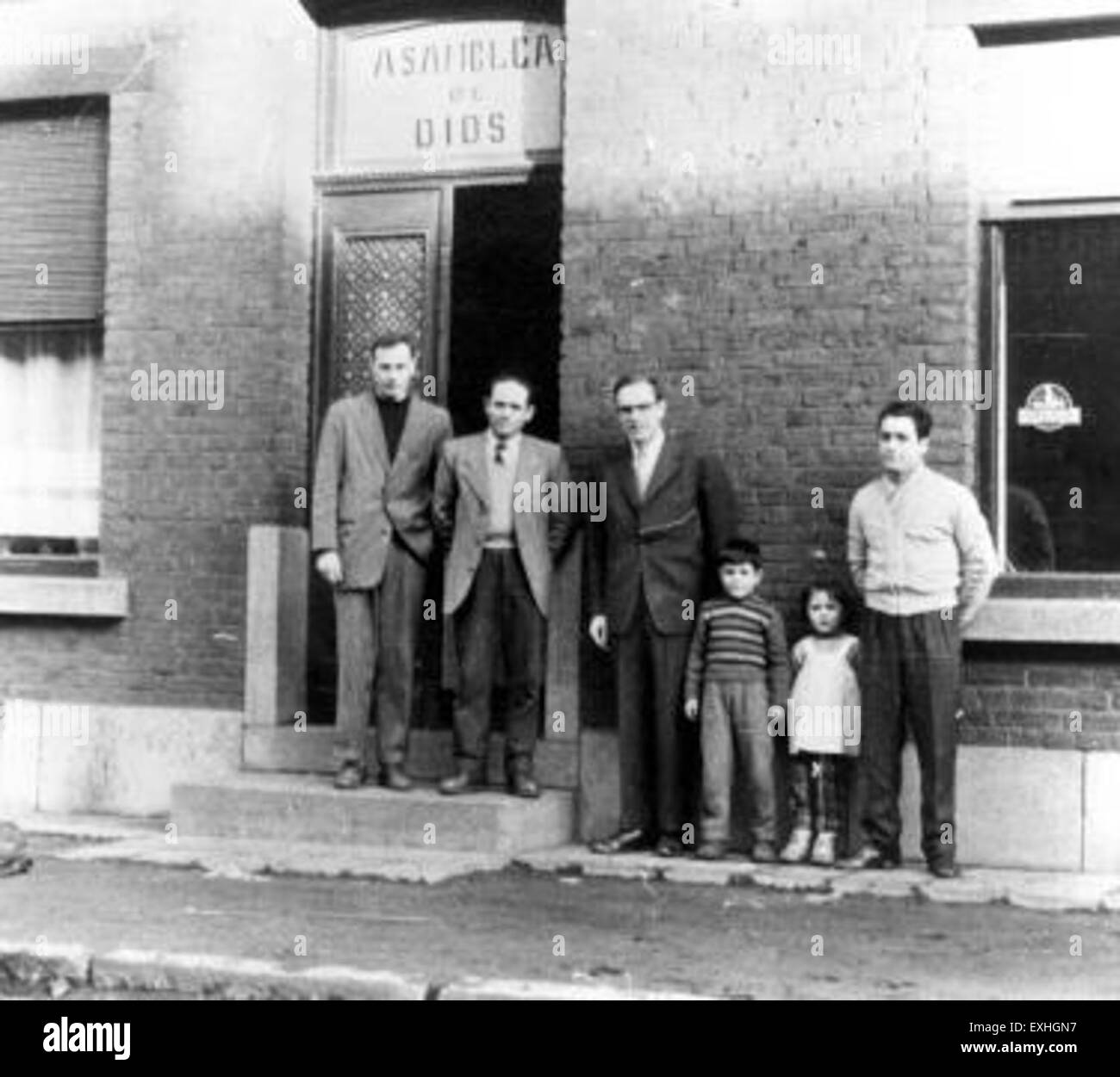 Cette photographie capture une réunion d'hommes qui travaillent dans un foyer pour enfants mennonite en Belgique, soutenu par le Conseil des missions mennonite. L'image reflète l'engagement de la communauté à servir et à prendre soin des enfants dans le besoin dans le contexte de la foi et des valeurs mennonites. Banque D'Images