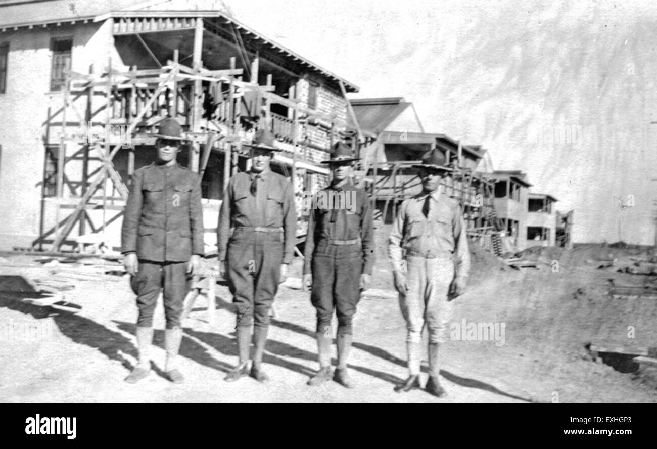 Cette photographie historique représente des hommes en uniforme debout devant des bâtiments remarquables, représentant des personnalités militaires ou gouvernementales d'une époque passée. L’image capture le contexte historique de leur service et l’architecture de l’époque. Banque D'Images
