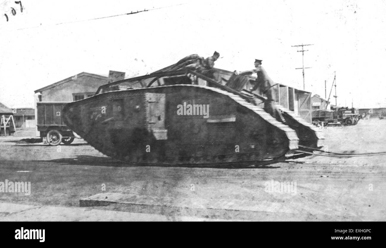 Les « hommes sur un char » de « Venezia » sont une illustration détaillée présentant une représentation historique du personnel militaire sur un char. Le livre, adapté à l'origine de l'allemand, présente un récit historique enrichi d'illustrations. Banque D'Images