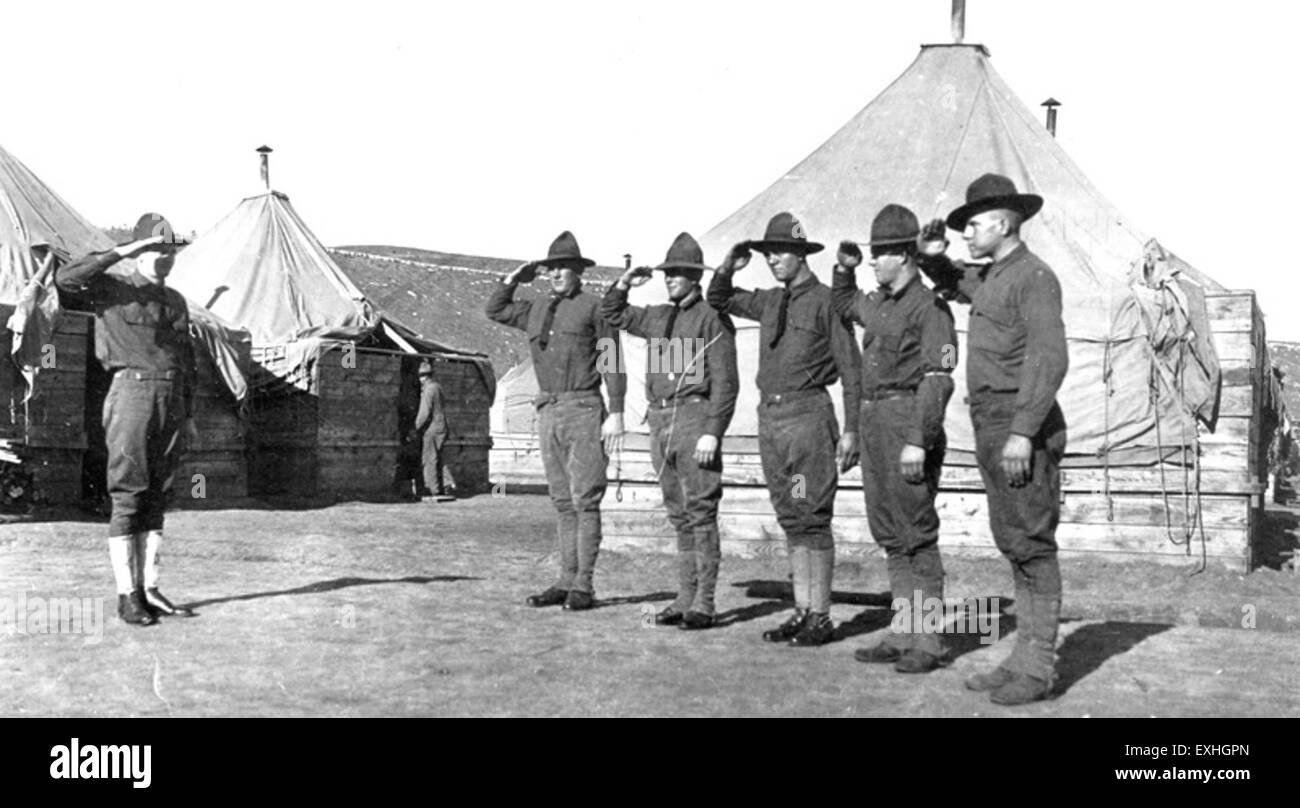 Des hommes saluant au Camp Funston, un camp militaire pendant la première Guerre mondiale, représentant un moment de respect militaire et de tradition. Cette image capture le salut, un geste courant dans la vie militaire, reconnaissant le commandement et le devoir en temps de guerre. Banque D'Images Des hommes saluant au Camp Funston, un camp militaire pendant la première Guerre mondiale, représentant un moment de respect militaire et de tradition. Cette image capture le salut, un geste courant dans la vie militaire, reconnaissant le commandement et le devoir en temps de guerre. Banque D'Images