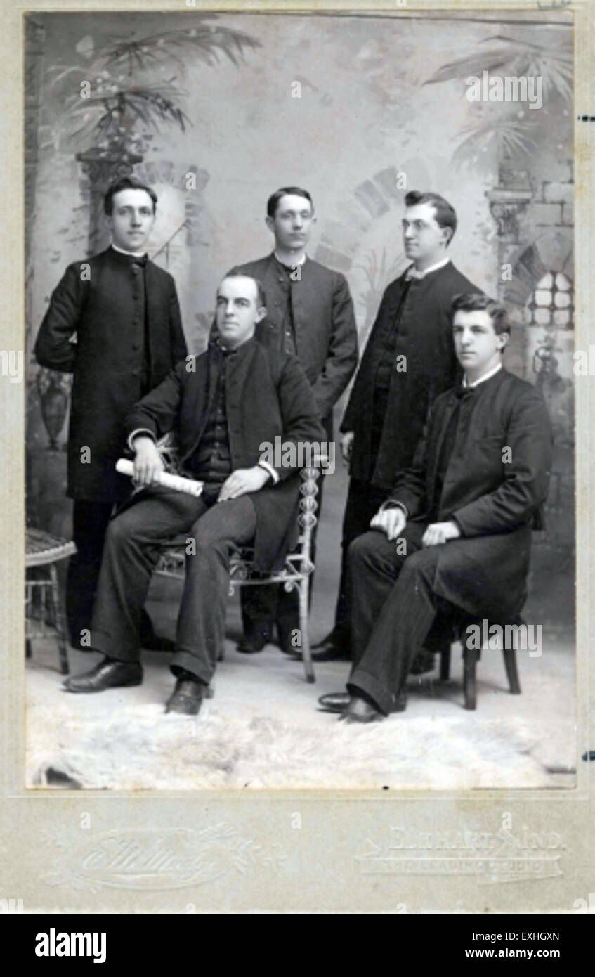 Cette image présente la tenue masculine mennonite traditionnelle de 1903. Les vêtements reflètent le style simple et modeste caractéristique de la communauté mennonite, avec son accent sur la fonctionnalité et la simplicité. La tenue vestimentaire, typique de l'époque, reflète les valeurs culturelles et les normes sociales de l'époque. Banque D'Images