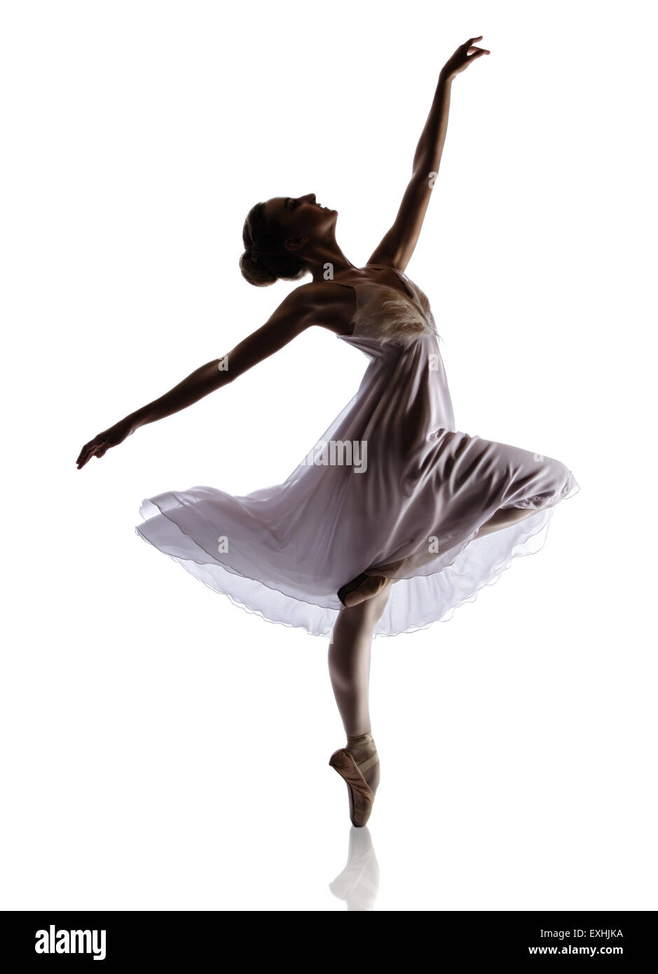 Silhouette d'une belle femme ballerine isolé sur un fond blanc. Ballerine est vêtue d'une robe blanche avec des plumes Banque D'Images