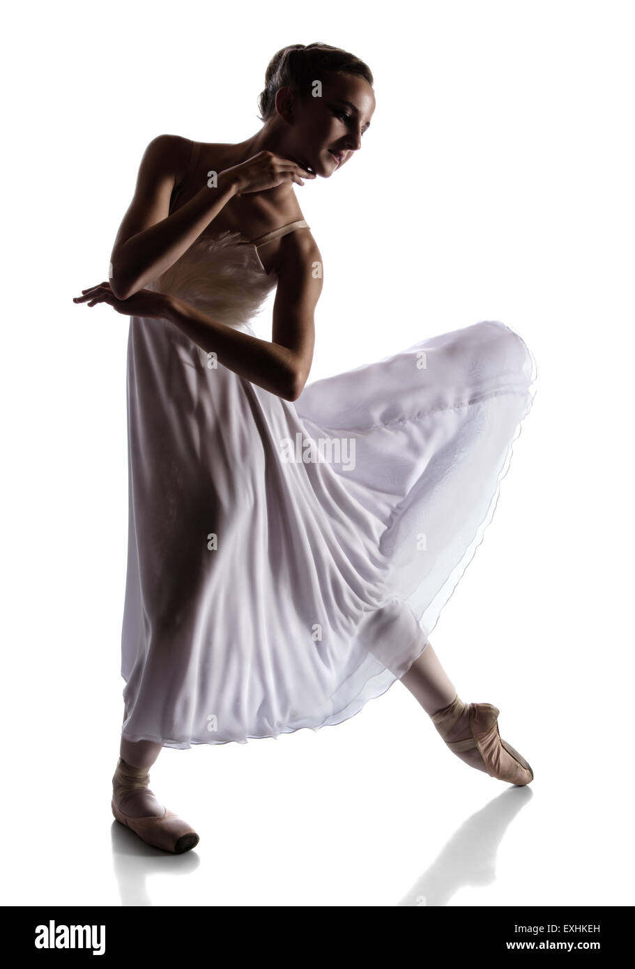 Silhouette d'une belle femme ballerine isolé sur un fond blanc. Ballerine est vêtue d'une robe blanche avec des plumes Banque D'Images