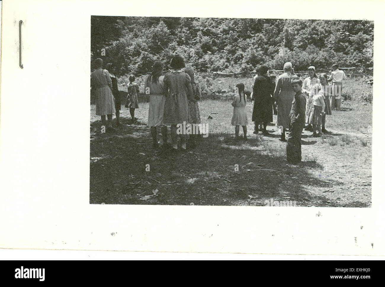 Cette photographie capture la communauté de Mutton Hollow, mettant en vedette des fidèles mennonites alors qu'ils se rassemblent pour un service religieux. L'image met en évidence le style de vie simple et traditionnel de la communauté mennonite. Banque D'Images