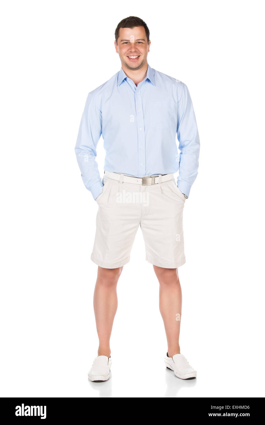 Portrait d'un jeune homme adulte professionnelle portant une chemise boutonnée bleu et beige short. L'image est isolée sur un w Banque D'Images