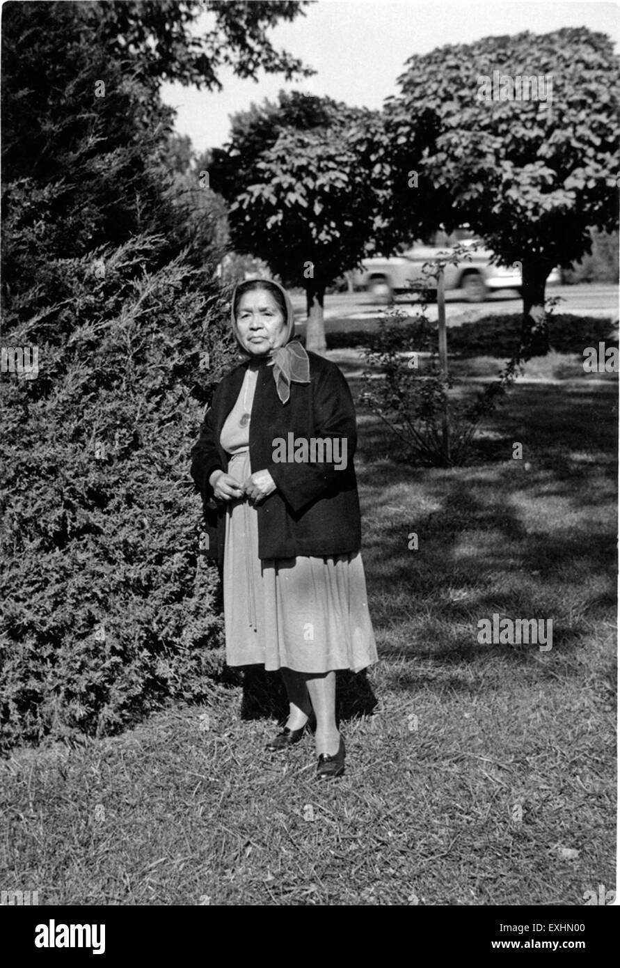 Le travail de Polingaysi Qoyawayma en 1965 reflète l'héritage amérindien de l'artiste. Cette pièce capture le lien spirituel avec la terre et l'importance de la tradition dans la culture Hopi, exprimant l'identité indigène à travers des couleurs vibrantes et des motifs symboliques. Banque D'Images