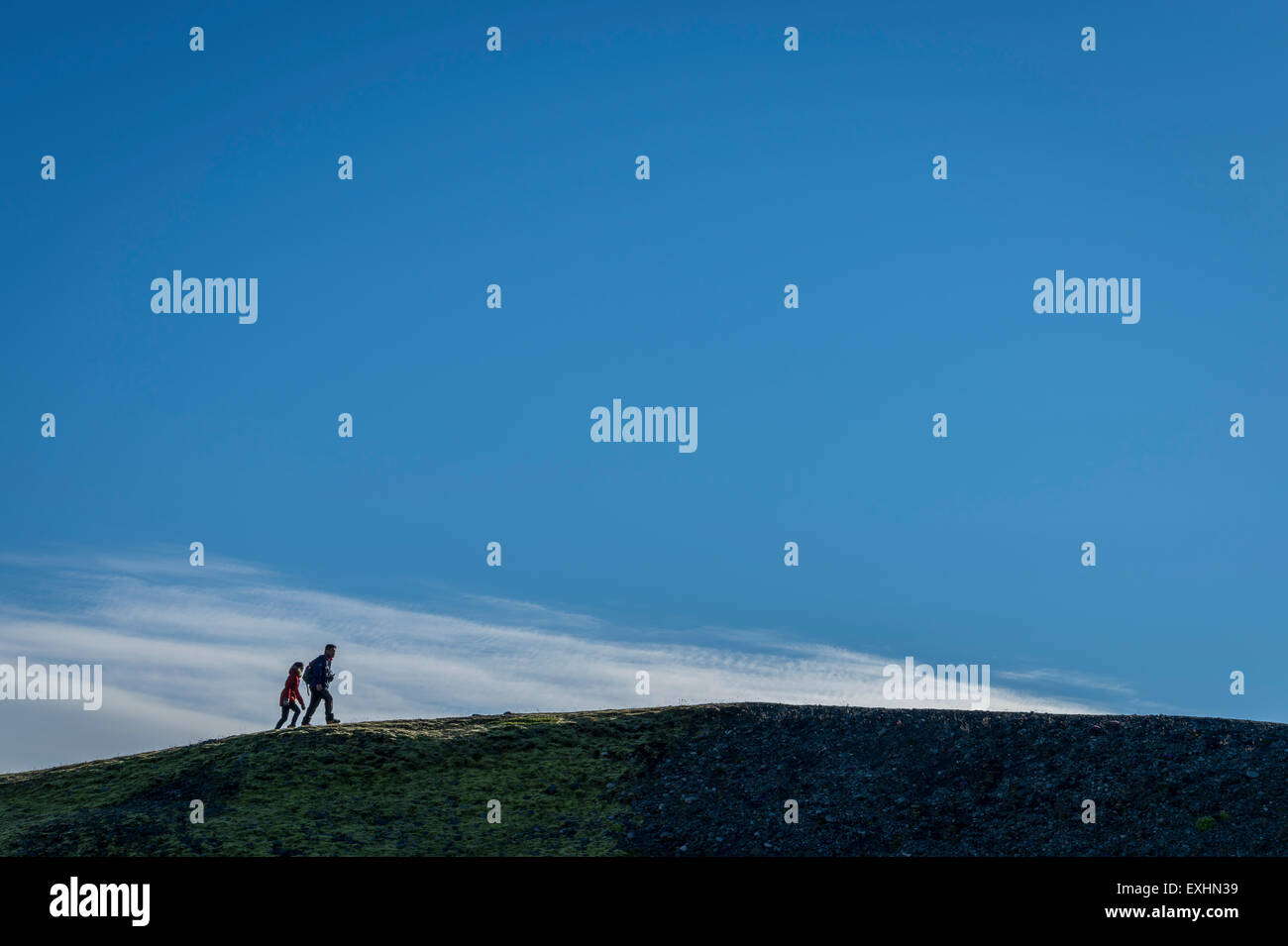Couple en train de marcher sur une colline par le Jokulsarlon Glacial Lagoon, Iceland Banque D'Images
