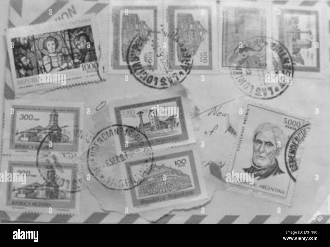 Une collection de timbres-poste argentins, présentant divers dessins et périodes historiques. Ces timbres mettent en valeur le patrimoine culturel argentin, des personnages remarquables et des monuments, offrant un aperçu de l'histoire postale et des styles artistiques du pays. Banque D'Images