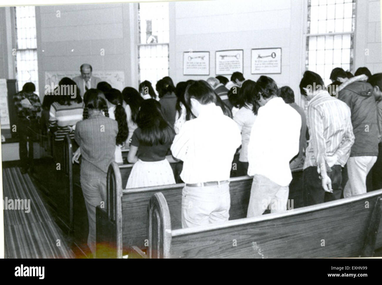 Cette image capture un moment d’une convention mennonite hispanique, mettant l’accent sur la prière et le rassemblement spirituel de la congrégation. Les mennonites sont une dénomination chrétienne connue pour leur culte communautaire et leur dévotion religieuse. Banque D'Images