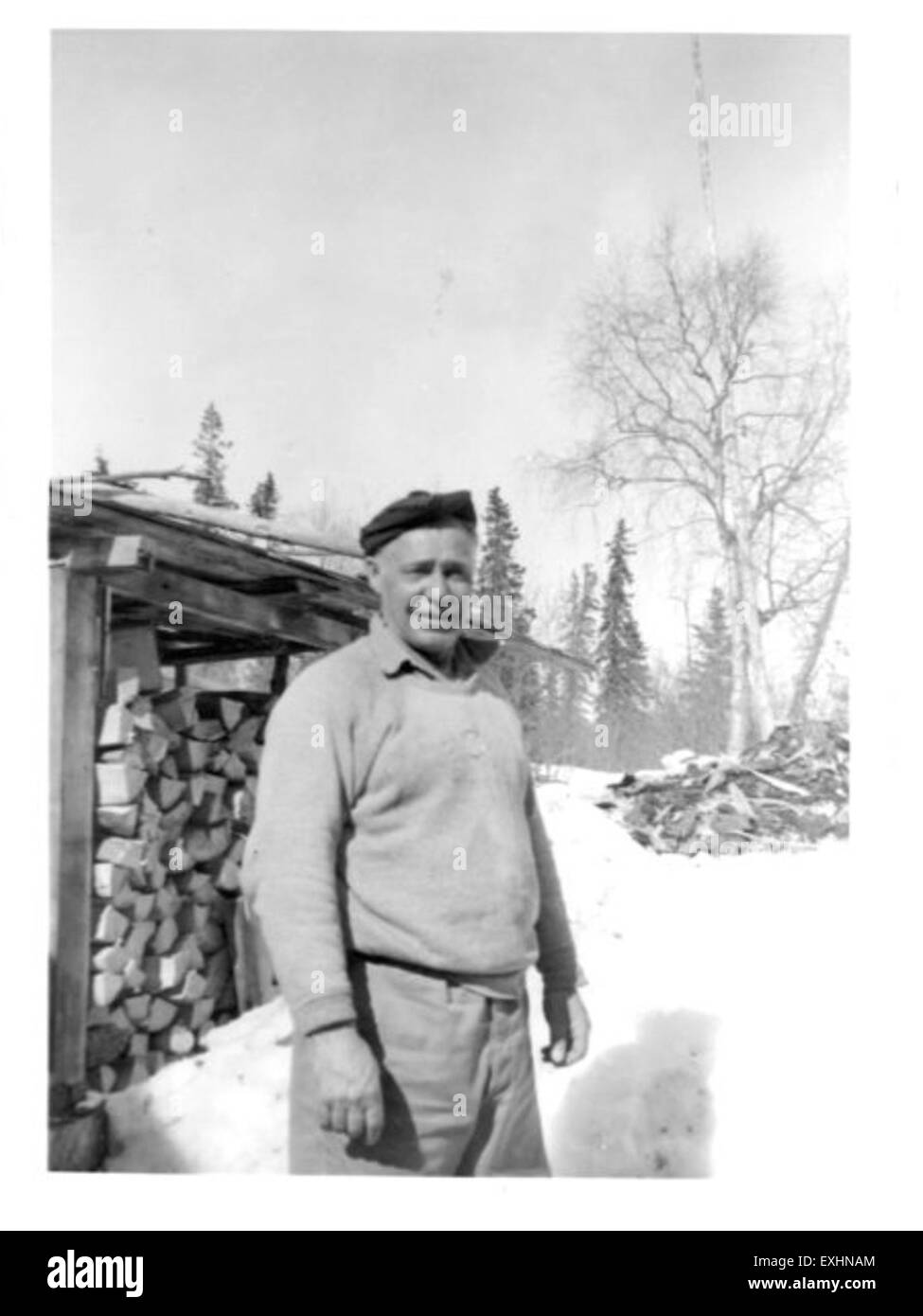 Cette photographie historique présente le Prospector Mennonite Board of missions Voluntary Service, mettant en vedette des personnes travaillant en Alaska. L'image illustre le dévouement des missionnaires au milieu du XXe siècle, répondant aux besoins des communautés de l'Alaska. Banque D'Images