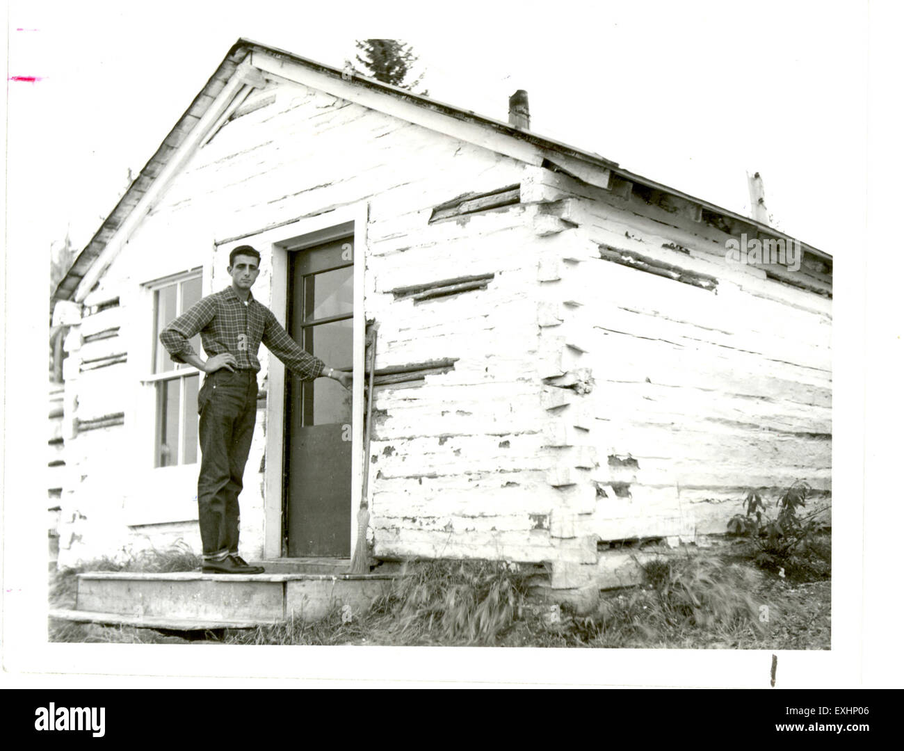 Cette photographie montre une école au lac Chipewyan, en Alberta, construite par Alvin Hershberger. L'image illustre un morceau de l'histoire de l'éducation canadienne dans le milieu rural de l'Alberta, reflétant la conception simple et fonctionnelle des bâtiments scolaires du début du XXe siècle. Banque D'Images