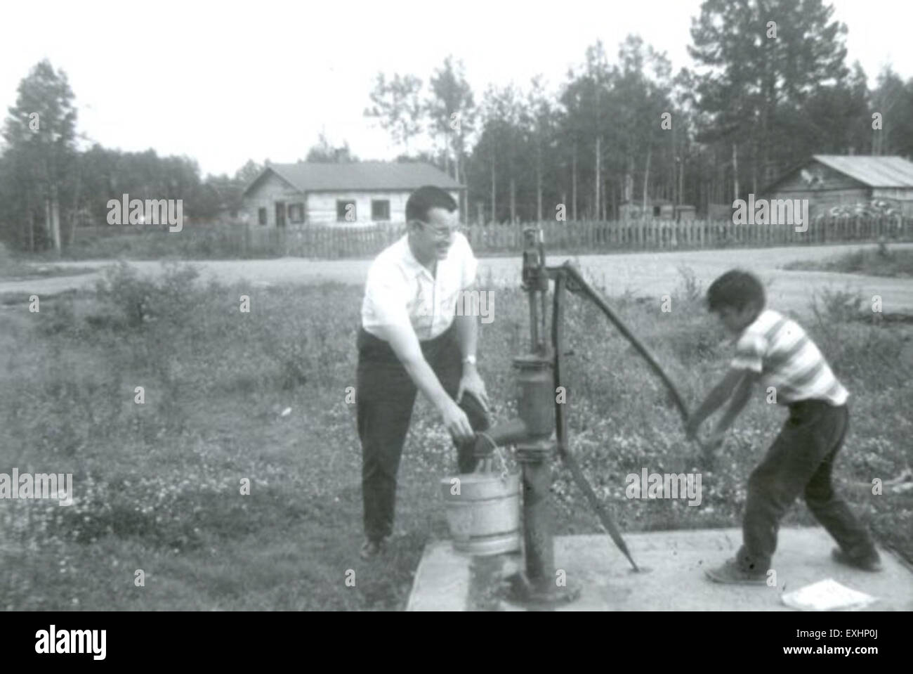 Cette image historique montre l’installation d’un système d’approvisionnement en eau à Marlboro, en Alberta, grâce aux efforts du Mennonite Board of missions. Le projet met en lumière les initiatives communautaires en faveur du développement rural. Banque D'Images