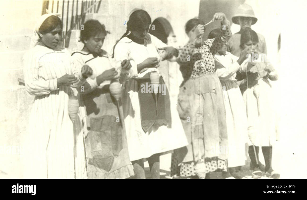 Cette image montre une femme filant de la laine à Alep, en Syrie, capturant l'artisanat traditionnel pratiqué dans la région depuis des siècles. La scène reflète le patrimoine culturel et artisanal du moyen-Orient. Banque D'Images