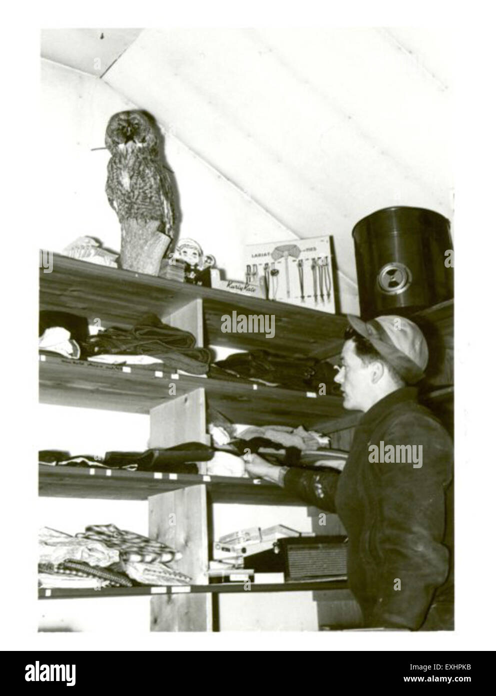 L'image montre un magasin à Chipewyan Lakes, en Alberta, exploité par Elsie et Fred Gingerich, membres du Mennonite Mission Network. Le magasin a servi de plaque tournante communautaire vitale, soutenant le travail de mission mennonite dans la région. Banque D'Images