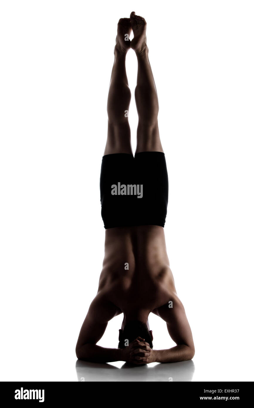 Silhouette d'un homme adulte musculaire style contemporain moderne danseuse de ballet. Danseur est vêtu de noir pantalon de ski et est isolé Banque D'Images