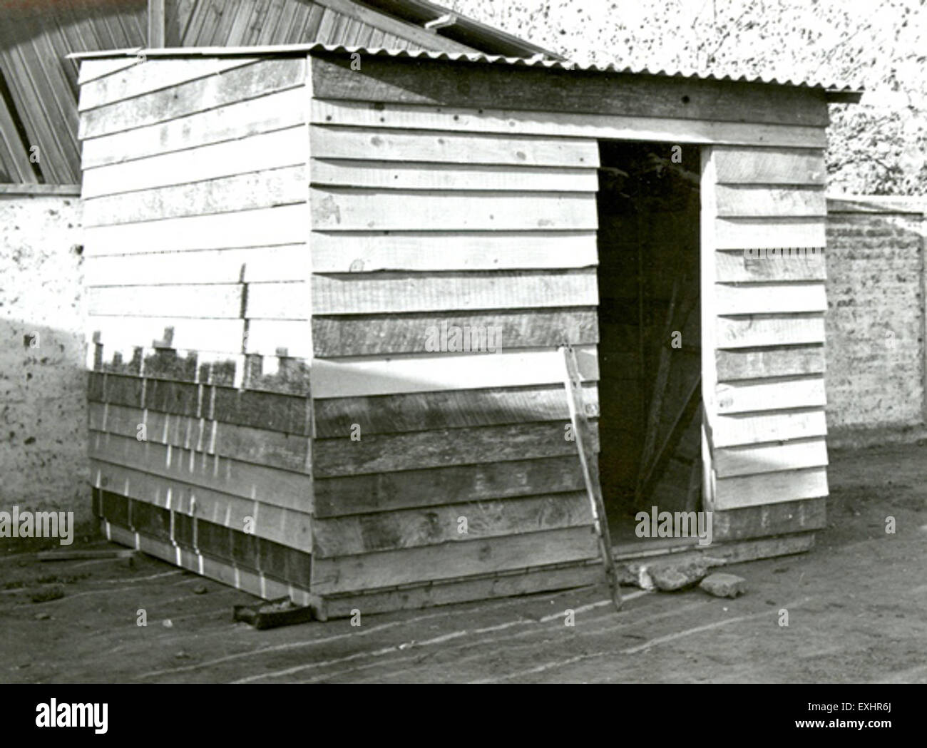 Cette photographie représente un abri temporaire à Santiago, au Chili, construit par le Conseil des missions mennonites sous la direction de Donald et Marilyn Brenneman. Le refuge faisait partie d'un projet de service volontaire visant à fournir aide et soutien aux communautés dans le besoin. Banque D'Images