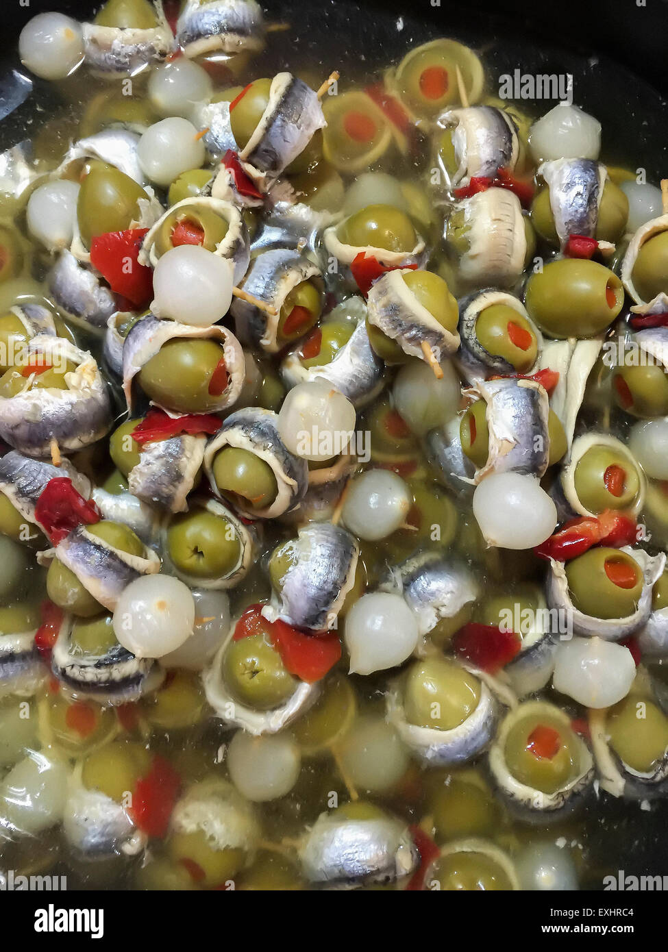 Enveloppé dans Olives anchois, Alicante, Espagne Banque D'Images