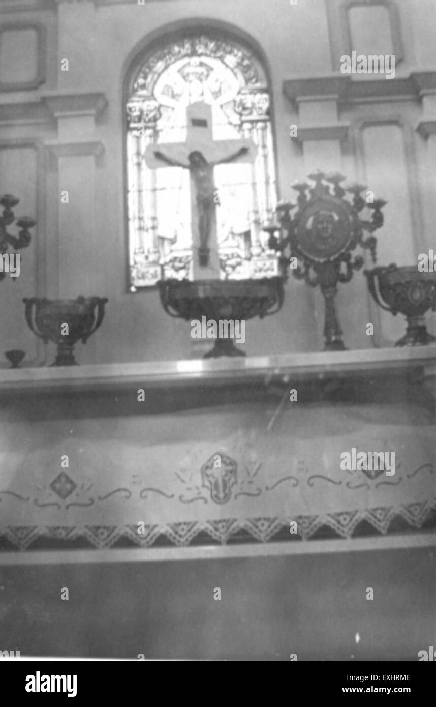 Cette photographie montre l'intérieur d'une tombe en Argentine, reflétant l'importance historique et culturelle des pratiques funéraires dans la région. L’architecture détaillée et la préservation du tombeau soulignent le patrimoine archéologique de l’Argentine. Banque D'Images