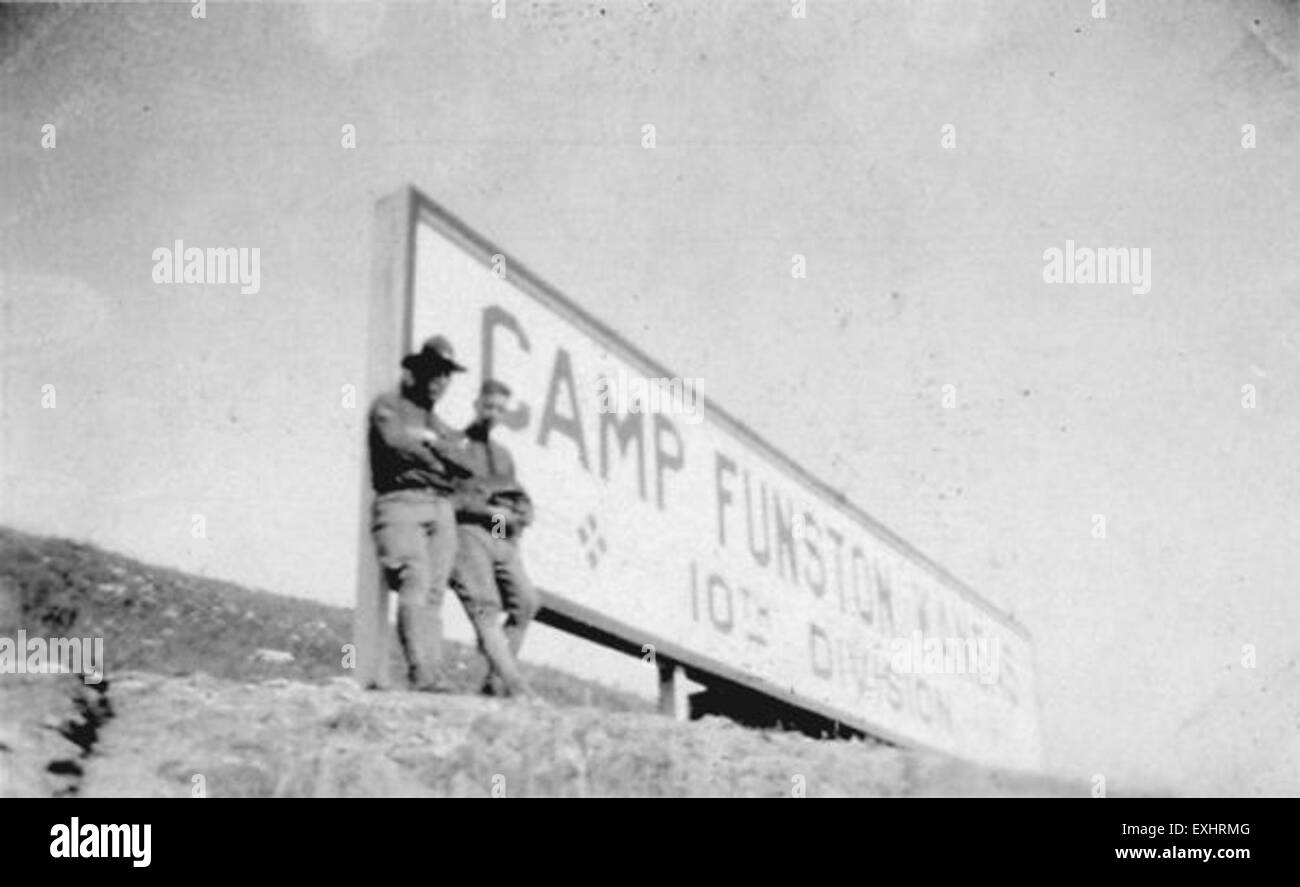 Une photographie historique représentant le sommet de Funston Hill, offrant une vue imprenable sur le paysage environnant. L'image reflète la beauté naturelle de la région et donne un aperçu de la géographie et du terrain de la région à l'époque. Banque D'Images