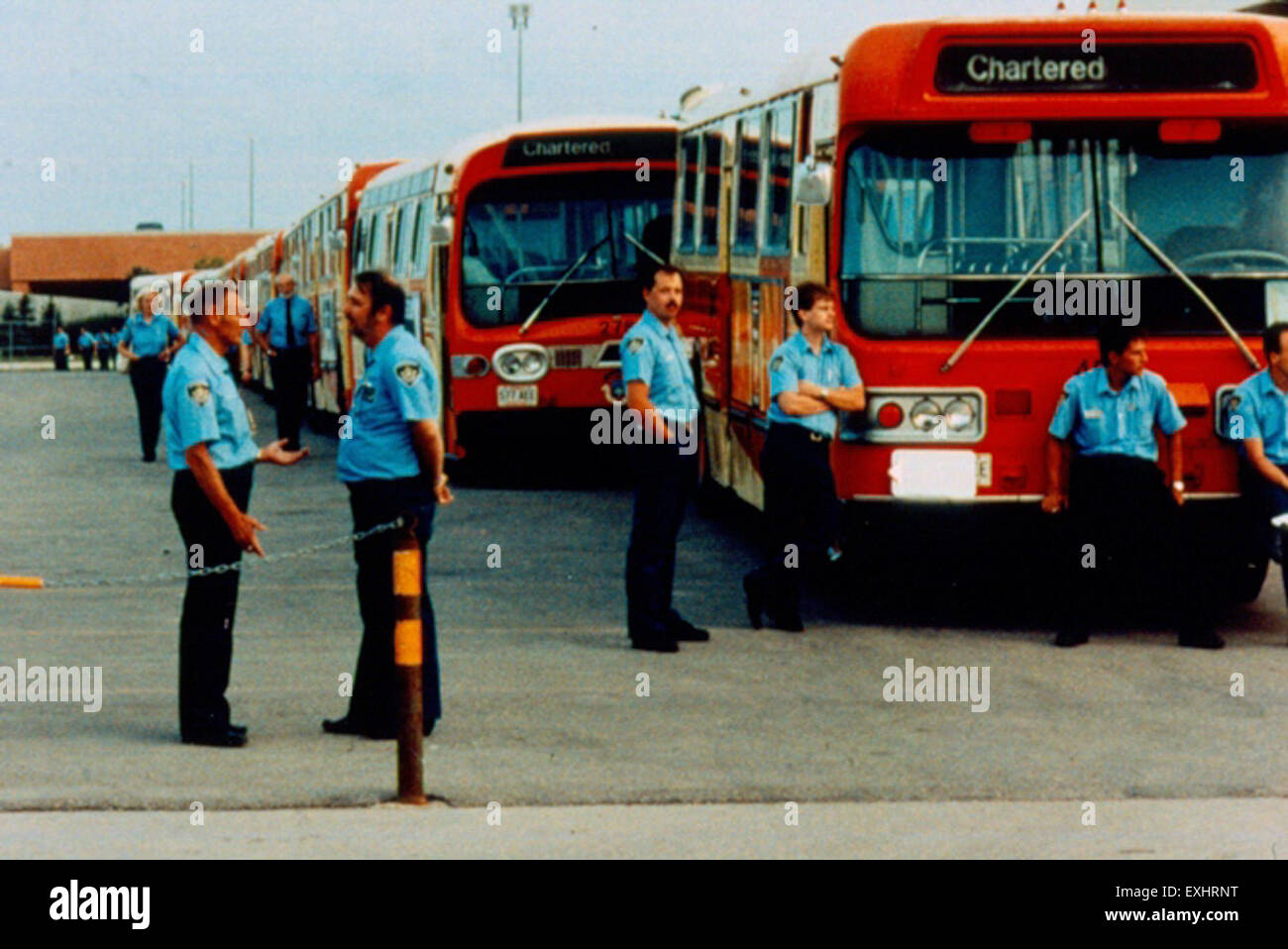 Cette image illustre les arrangements de transport à la Conférence mennonite mondiale à Winnipeg, Manitoba, Canada, illustrant les systèmes de transport par autobus utilisés pendant l'événement. Banque D'Images