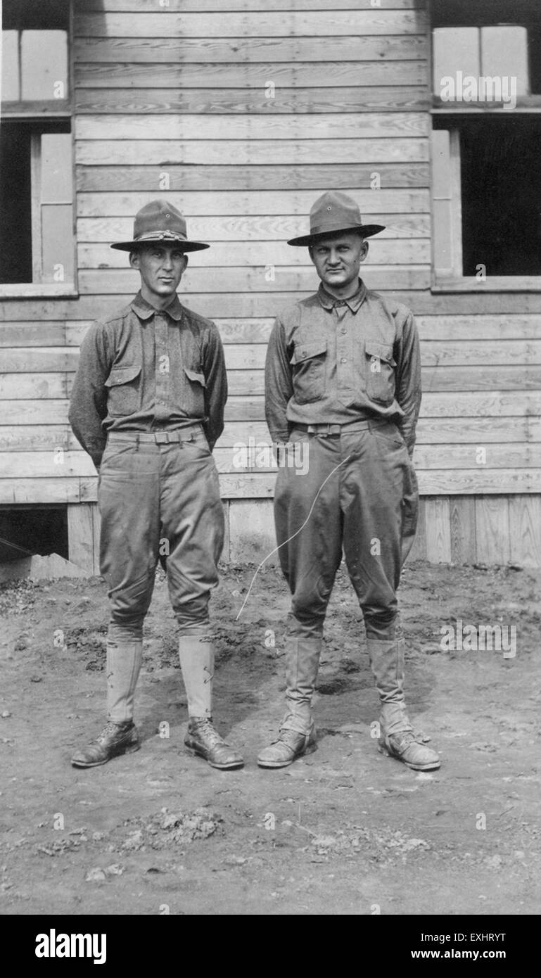 Cette image montre un groupe d'officiers militaires non identifiés. La peinture capture leur tenue militaire formelle, offrant un aperçu de la hiérarchie militaire et de la conception uniforme de la période. Banque D'Images