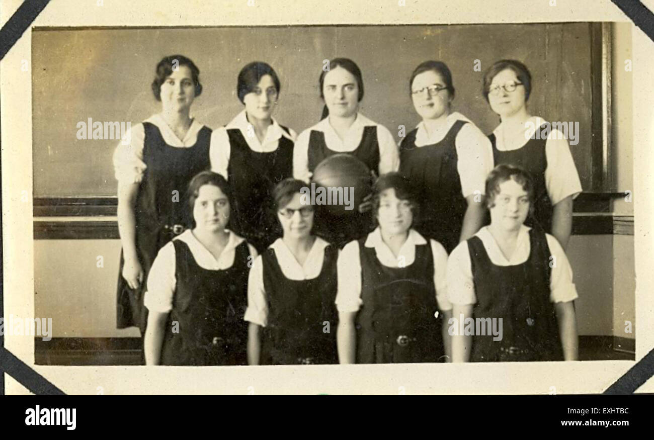 Verna et Dorothy Smith sont vues avec l'équipe de basketball du Goshen College sur cette photographie historique. Cette image capture un moment dans l'histoire des débuts du programme d'athlétisme du collège, soulignant l'importance de l'implication des femmes dans le basket-ball universitaire. Banque D'Images