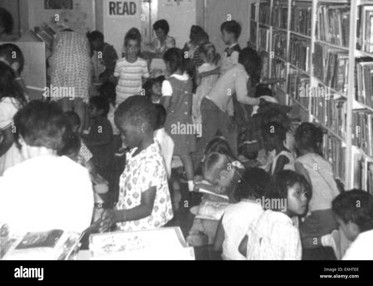 Cette photographie capture les visiteurs de la bibliothèque publique de Buckeye, Arizona. L'image reflète l'engagement de la communauté envers l'éducation et les services de bibliothèque, soulignant l'importance des bibliothèques dans le développement des communautés locales. Banque D'Images
