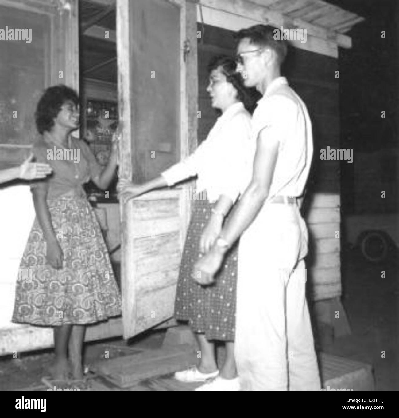 Cette photographie de travailleurs de VS en Arizona capture un moment dans la vie des individus travaillant dans l'état. L'image reflète probablement la main-d'œuvre au cours d'une période d'activité économique significative, contribuant à la croissance de l'Arizona. Il peut mettre en évidence les contributions des travailleurs dans des industries telles que l'exploitation minière, l'agriculture ou la construction au cours du développement de l'État. Banque D'Images