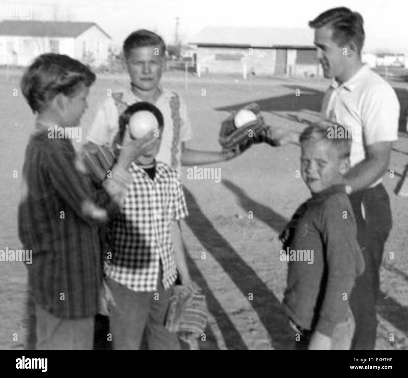 Cette image capture un événement communautaire à surprise, Arizona, où des garçons et un groupe d'anciens combattants locaux se réunissent pour participer à une célébration ou un rassemblement local. Banque D'Images Cette image capture un événement communautaire à surprise, Arizona, où des garçons et un groupe d'anciens combattants locaux se réunissent pour participer à une célébration ou un rassemblement local. Banque D'Images