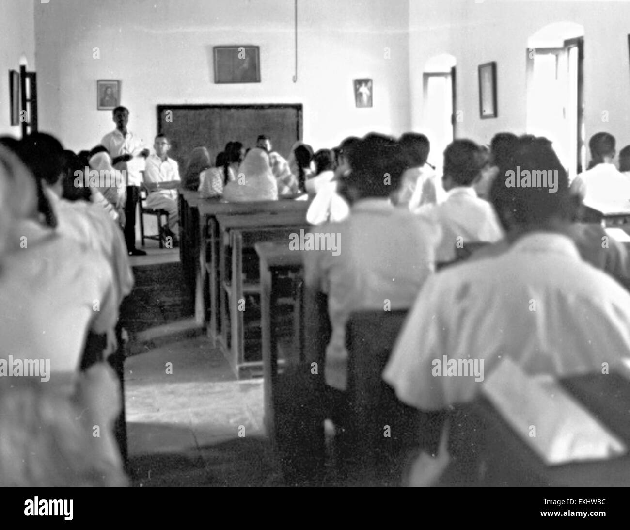 Une photographie de 1965 documentant un culte de retraite de jeunes à Balodgahan, en Inde. Cette image met en valeur l’atmosphère spirituelle et communautaire de l’événement, capturant des moments de prière et de culte collectif. Banque D'Images