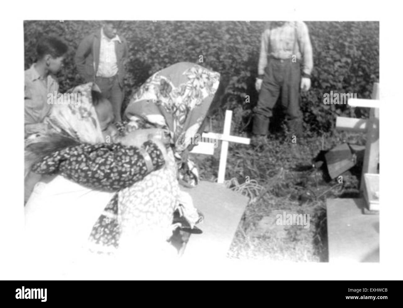 Cette image touchante d’un *bébé sur le dos de la mère* capture le lien intime entre la mère et l’enfant. Souvent vue dans les cultures du monde entier, cette représentation met en évidence la proximité et la nature nourrissante des soins prodigués à une mère. L'image reflète à la fois une signification émotionnelle et culturelle, soulignant l'importance de la famille et des soins dans les sociétés. Banque D'Images