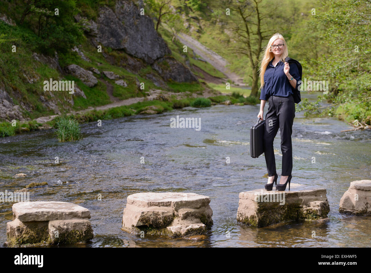 Jeune femme d'affaires à succès métaphore stepping stones Banque D'Images