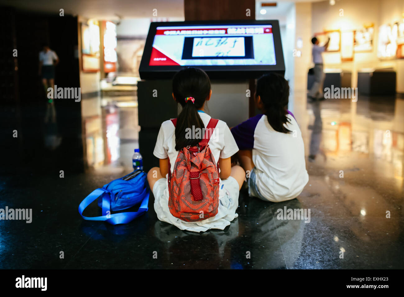 Beijing, Chine. 14 juillet, 2015. Les enfants de regarder des vidéos pendant la 'grande victoire, contribution historique' exposition à Beijing, capitale de la Chine, le 14 juillet 2015. Un total de 1 170 photos et 2 834 artefacts sont exposés au Musée de la guerre de résistance du peuple chinois contre l'agression japonaise près de Pont Lugou, également connu sous le pont Marco Polo, où l'invasion à grande échelle de la Chine a commencé il y a 78 ans. © Zhang Cheng/Xinhua/Alamy Live News Banque D'Images