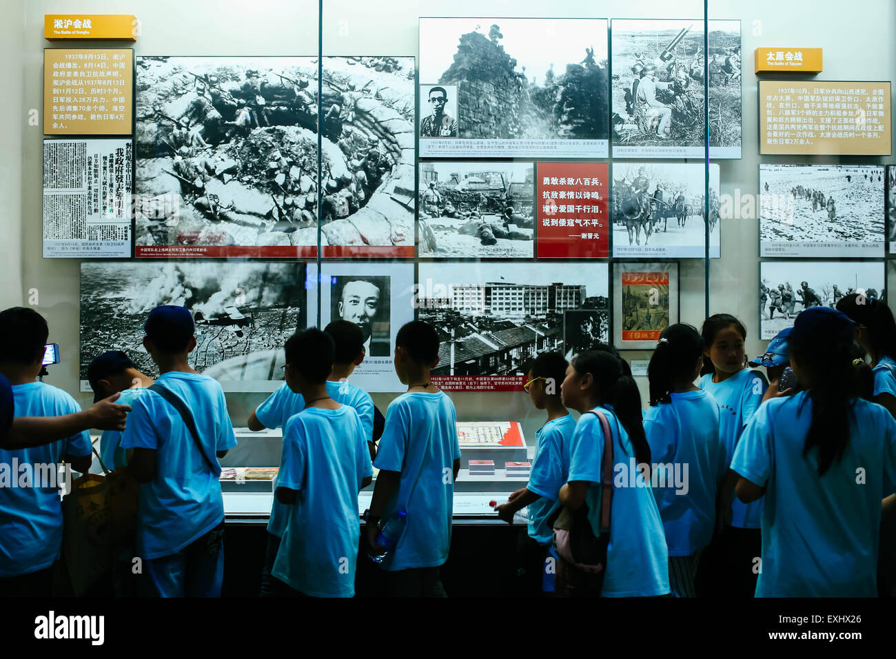 Beijing, Chine. 14 juillet, 2015. Visite des enfants de la "grande victoire, contribution historique' exposition à Beijing, capitale de la Chine, le 14 juillet 2015. Un total de 1 170 photos et 2 834 artefacts sont exposés au Musée de la guerre de résistance du peuple chinois contre l'agression japonaise près de Pont Lugou, également connu sous le pont Marco Polo, où l'invasion à grande échelle de la Chine a commencé il y a 78 ans. © Zhang Cheng/Xinhua/Alamy Live News Banque D'Images