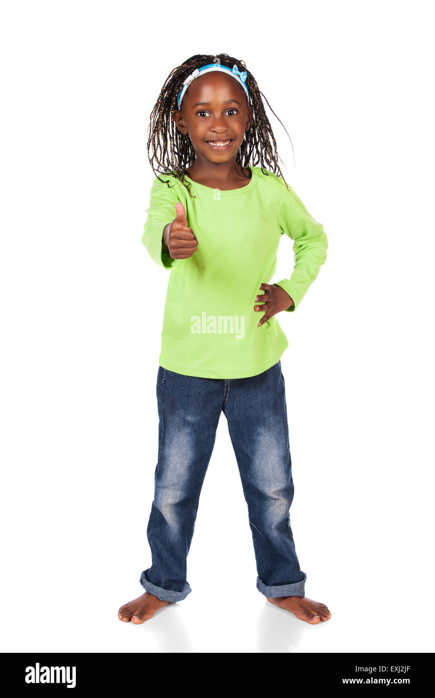 Adorable petit enfant africain avec tresses, portant un t-shirt vert et un jean bleu. La fille est montrant un coup de pouce à la came Banque D'Images