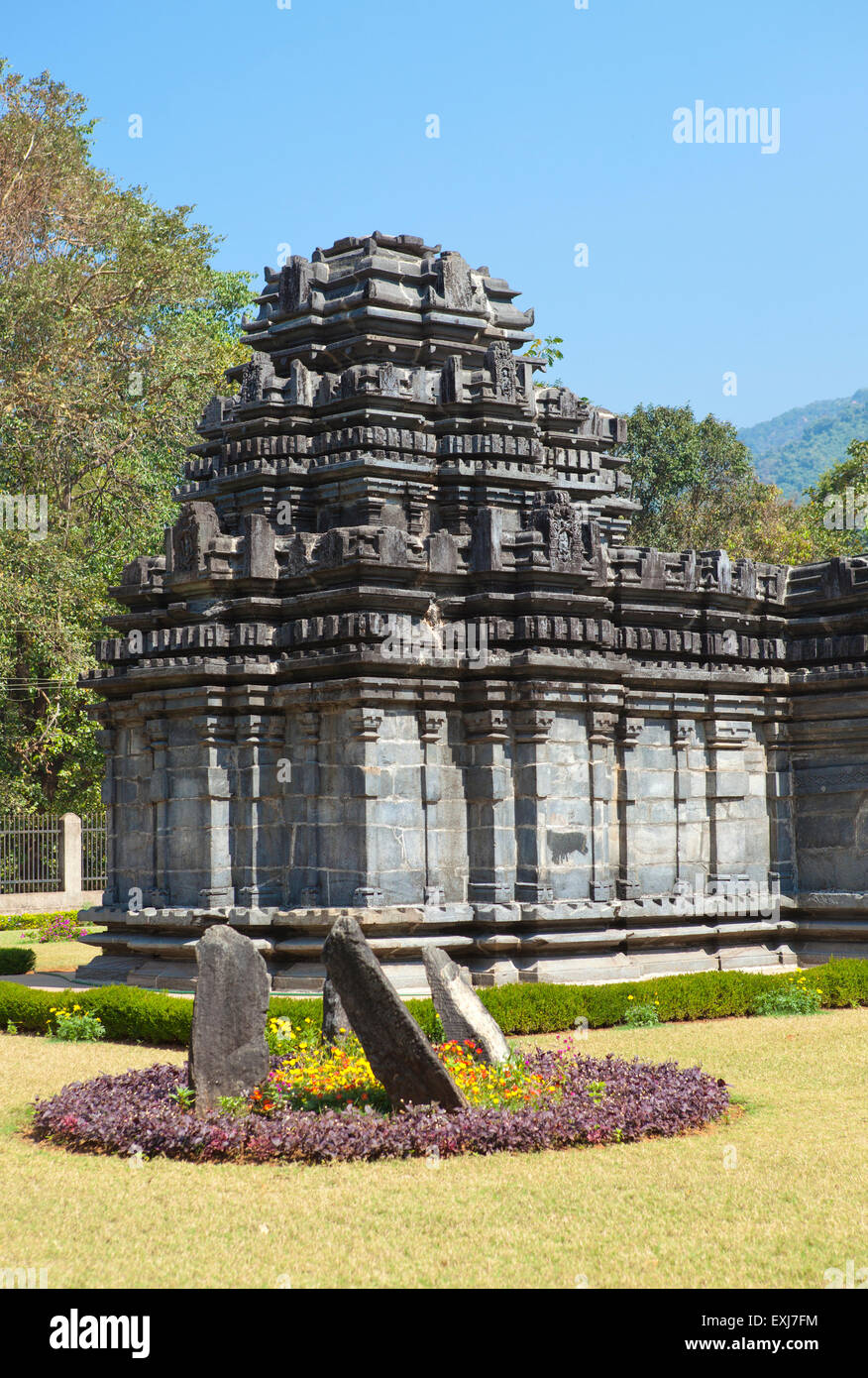 L'Inde. Goa. Le seul temple Mahadev est resté dans le XIII siècle Tambdi Surla. Banque D'Images