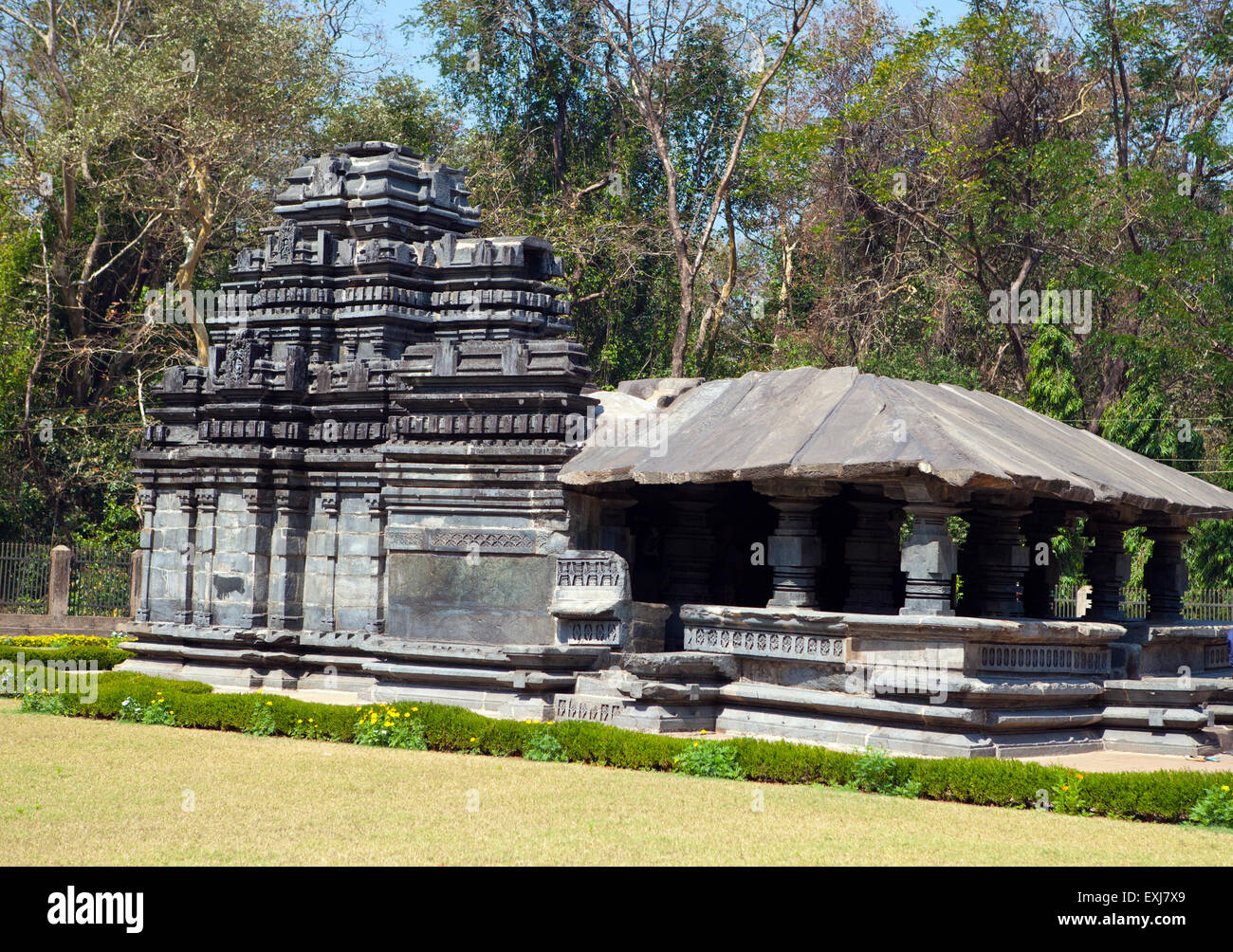 L'Inde. Goa. Le seul temple Mahadev est resté dans le XIII siècle Tambdi Surla. Banque D'Images