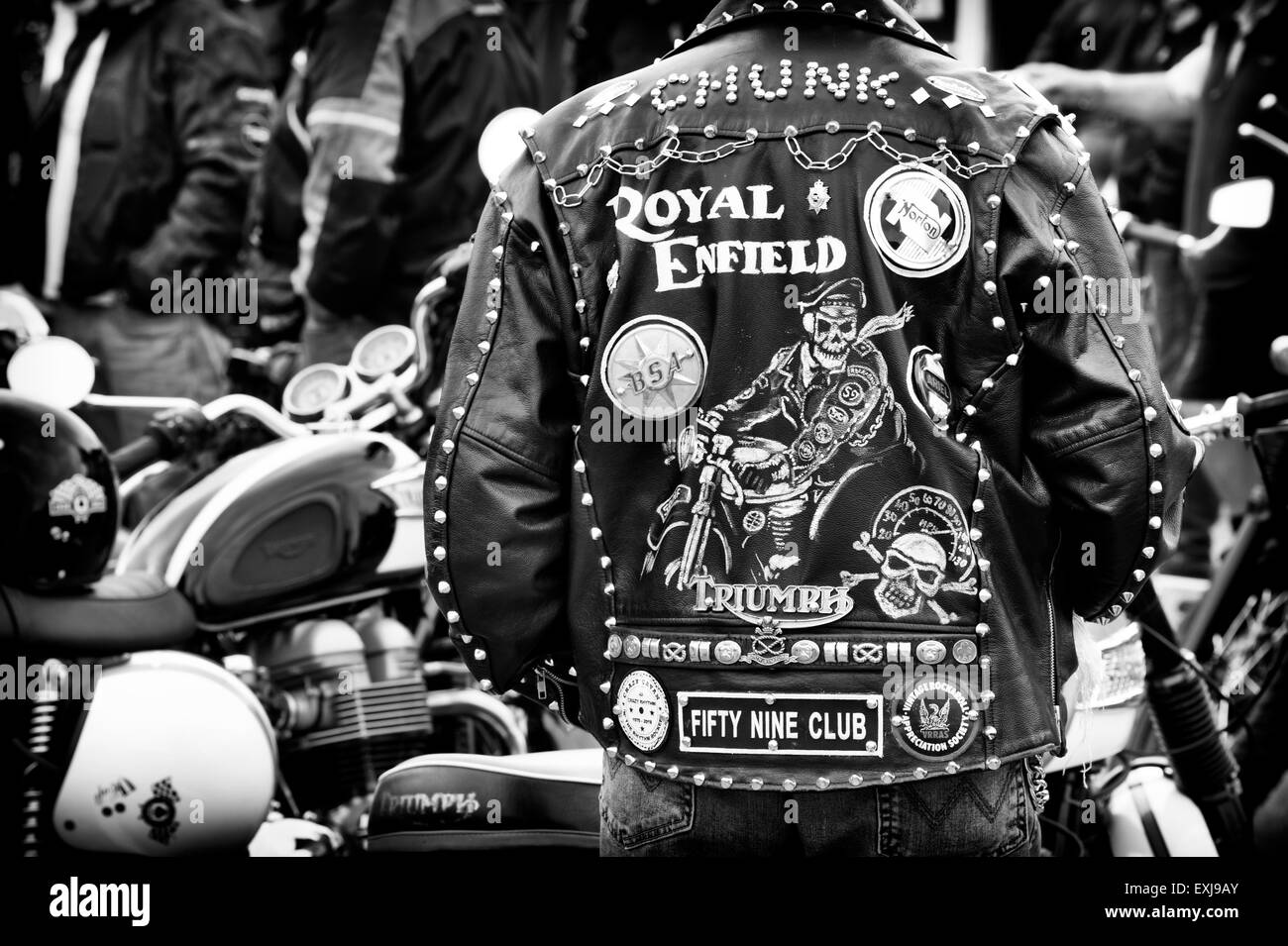 Veste en cuir Rockers couvert de clous, patchs et insignes. Tonne Jour, Jacks Hill Cafe, Northamptonshire, en Angleterre. Monochrome Banque D'Images