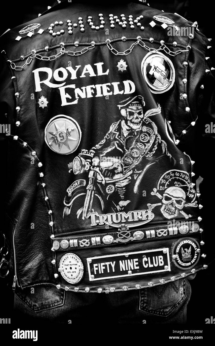 Veste en cuir Rockers couvert de clous, patchs et insignes. Tonne Jour, Jacks Hill Cafe, Northamptonshire, en Angleterre. Monochrome Banque D'Images